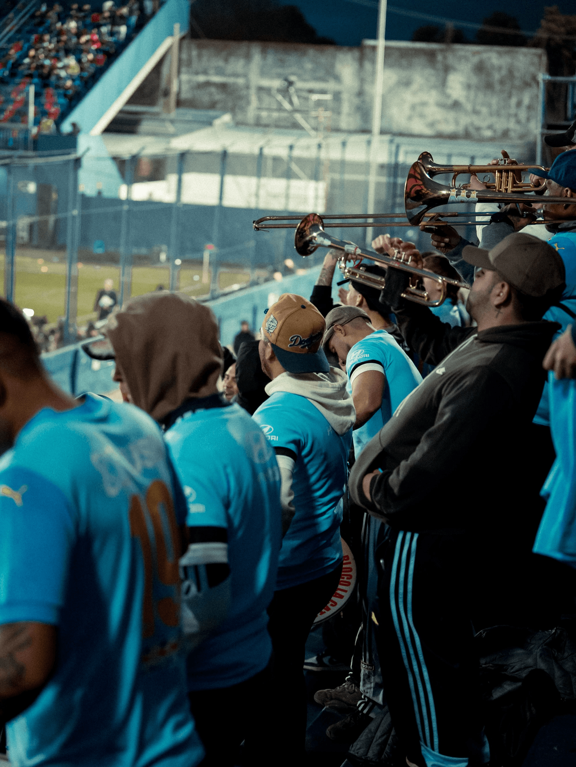 La hinchada alentando al equipo con sus instrumentos