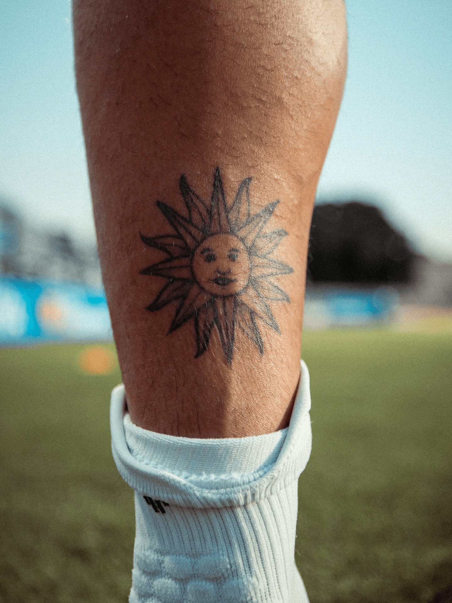 Un hincha lleva el sol tatuado en el brazo